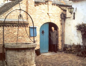 Binnenplein met Put van Assisi met Anton Pieck zelf in de deuropening