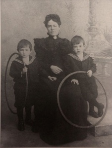 Anton en Henri Pieck met hun moeder