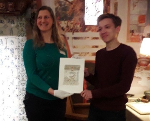 Conservator_Judith_Bartel_neemt_de_nieuwe_tekening_in_ontvangst