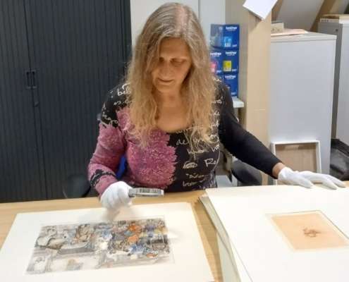 Conservator aan het werk